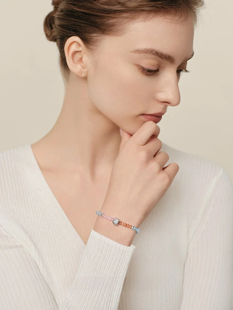 40代の女性が選ぶブレスレットは、本当に「意味」があるのか？