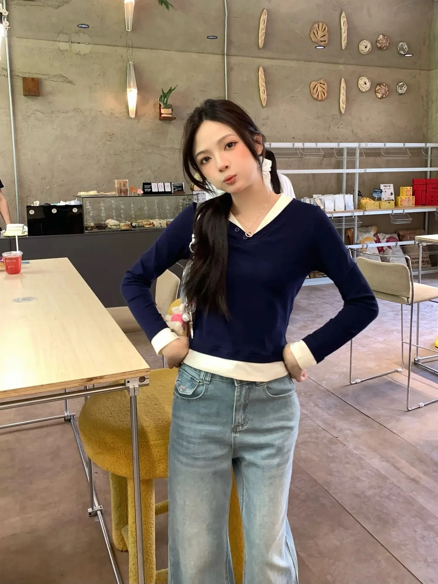 きれいめコーデの色合わせで失敗しない長袖Tシャツの選び方