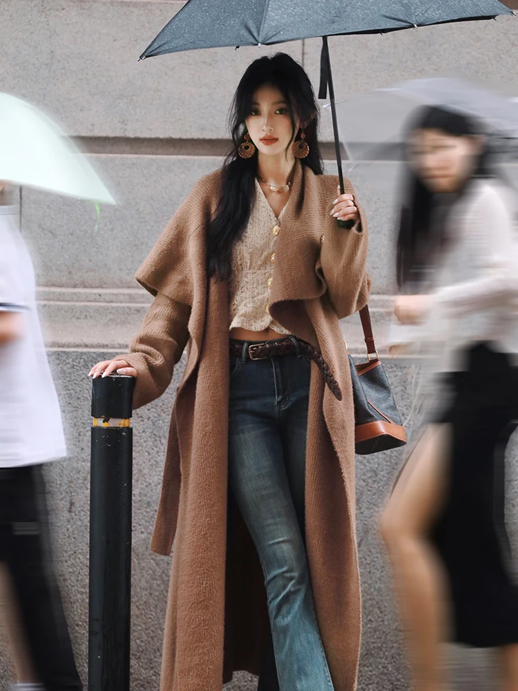 大人可愛い服 50代コーデ｜フェイクミンク・ミディ丈・大襟ニットコートの特徴