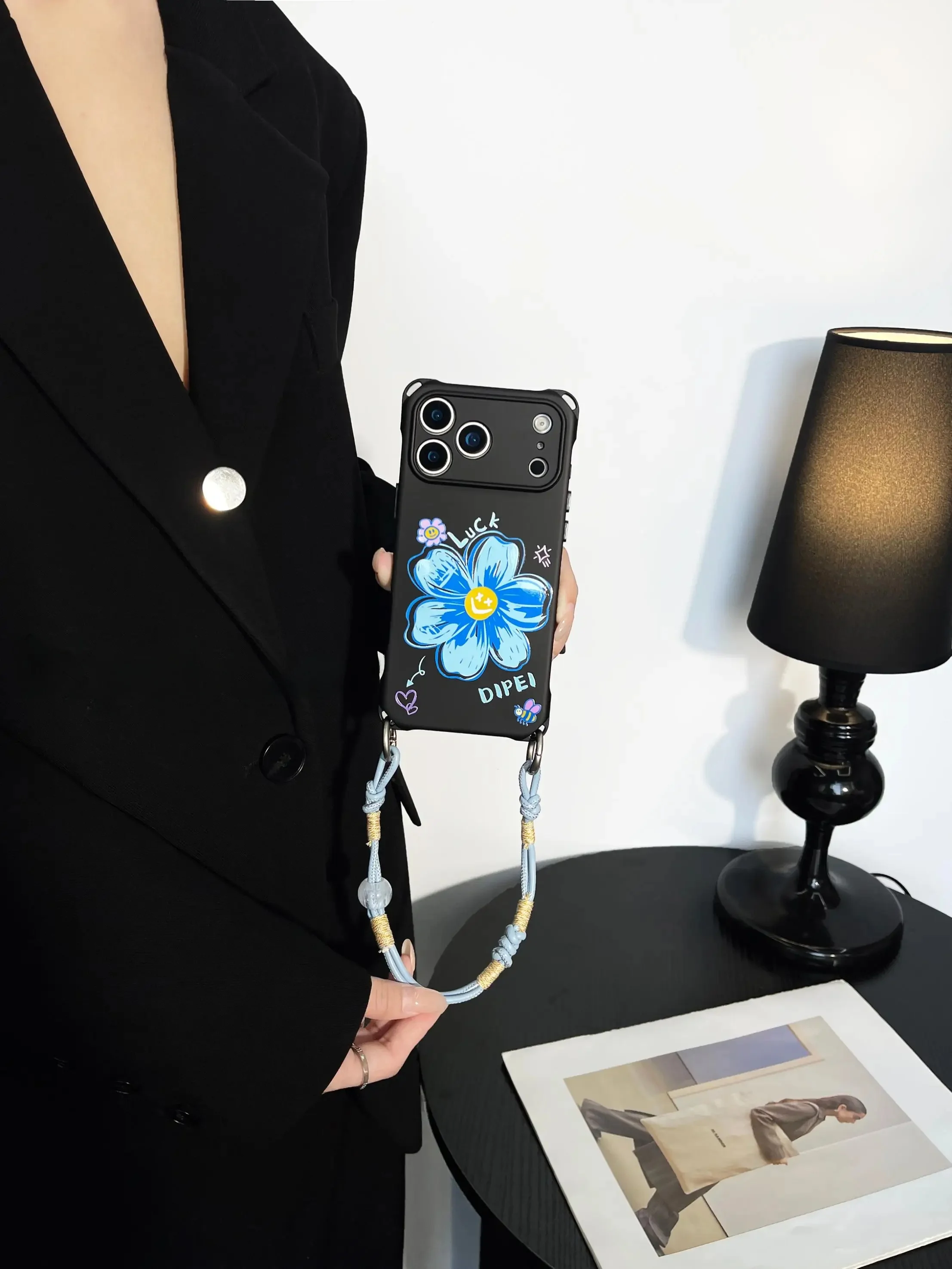 スマホケース ストラップホール は絶対に必要ですか？女性が選ぶ「ショルダーストラップ付き」のリアルな使い勝手とは
