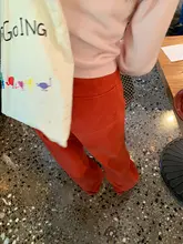 魅力的なデザインの秋冬用レッドデニムパンツ【ストレートシルエット・小柄向け】