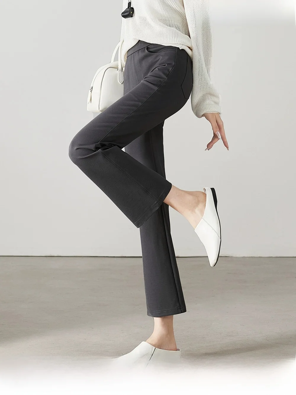 春用ハイウエストクロップドパンツ：ほど良いフレアフィットで着こなしを自由に