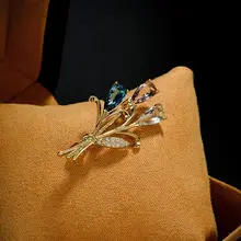 エレガントな水晶花デザインのブローチ【高級感・ウエスタンスーツ用・衣服アクセサリー】