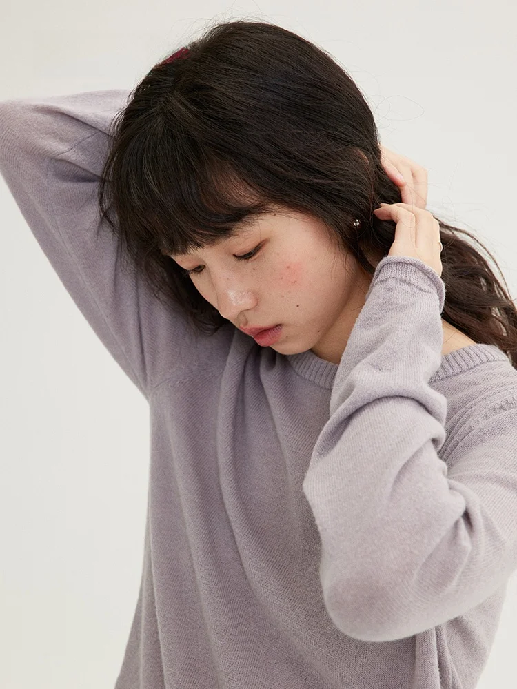 ウール100％セーターを選ぶべきタイミングは？実は春の通勤に最適な「軽やかな柔らかさ」が答え