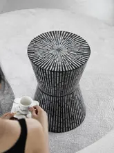 自然素材を使用したミニマルデザインの貝殻縁コーヒーテーブル【手作り・高級感漂うリビング用】