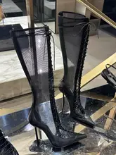 尖ったトウデザインの黒いメッシュブーツ【レースアップ・細ヒール・ハイカット】