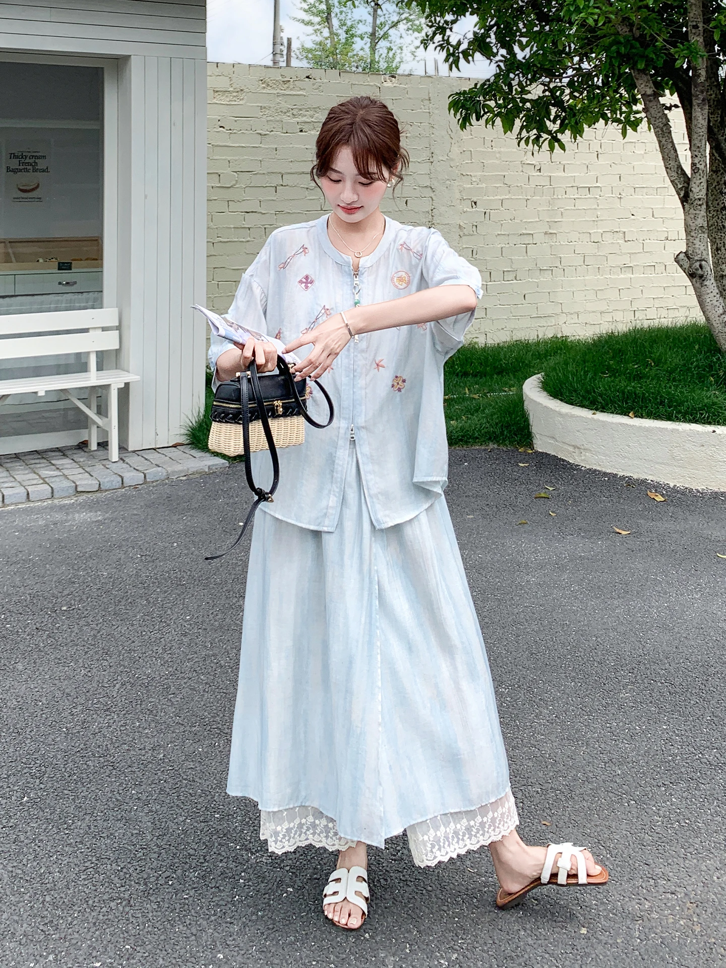 2026春ファッションで迷うなら、この「ブルーの法式刺繍トップスとワイドパンツ」がベスト？
