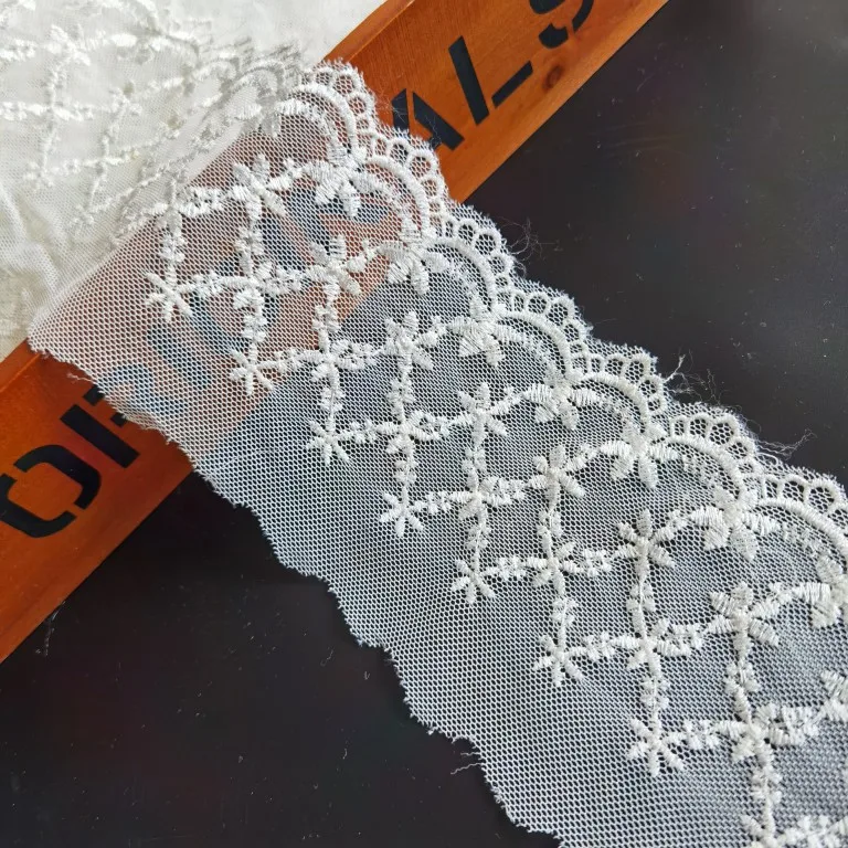 幅広の花柄水溶性刺繍レース生地：田园風の装飾素材が提供する実用性とデザイン性