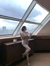 カジュアルな雰囲気のハイウエストカキ色デニムパンツ【極上の柔らかさ・スリムフィット】
