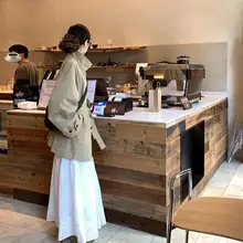 シンプルなデザインのカーキ色トレンチコート【女性用・ミドル丈・ファッション性高】【春秋用】