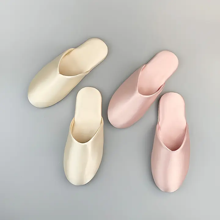 サテン素材のオープントゥスリッパ【高級感・防滑・カジュアル】