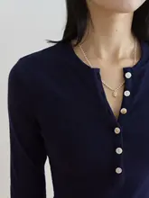 ボタン付きVネック長袖トップス【女性用・シンプルデザイン・春用】