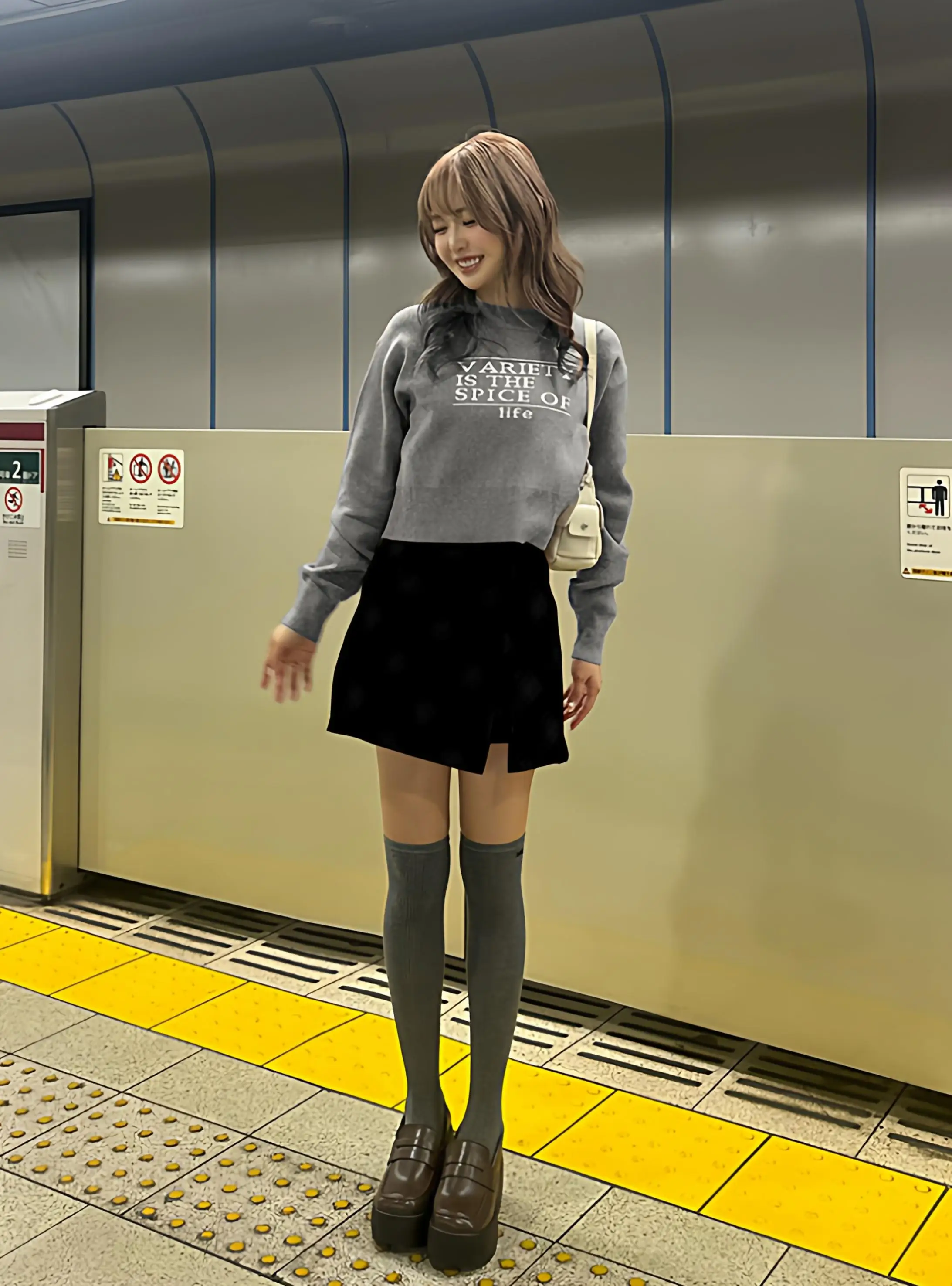 ローズグレーとシルバーベージュのバランスが難しい？その答えは「カラーブロックデザインのニットトップス」にあり