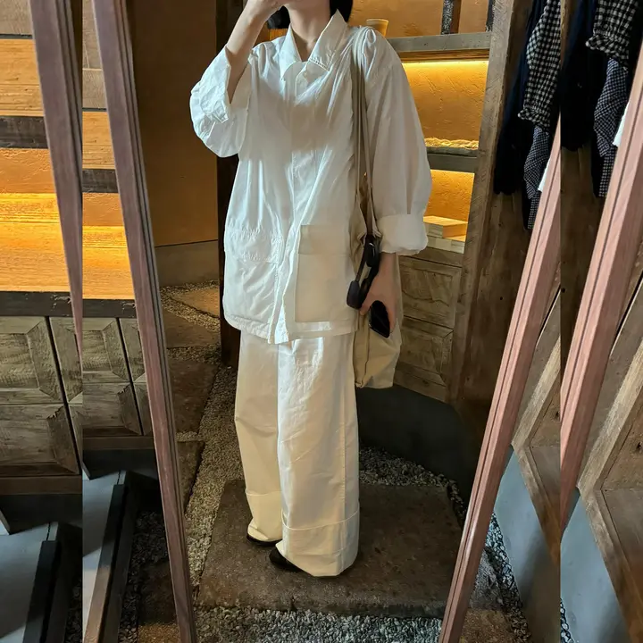 シンプルで洗練されたデザインの白シャツとワイドパンツ【ゆったりした大きいサイズ・通勤用・春向け】（セットアップ対応）