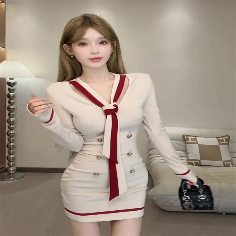 魅力的な色合わせのVネック長袖ワンピース【ファッション・秋用・タイトフィット・スリム効果・ヒップライン強調】