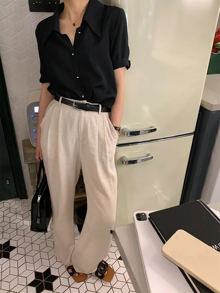 ベージュとホワイトの選択で悩む？夏のチノパンコーデに最も合う色はどれ？