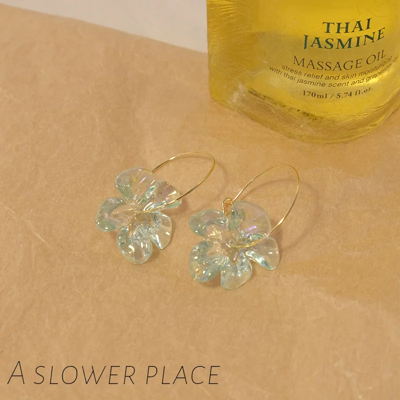 透明なレーザー効果の花びらイヤリング【14k金メッキ・ハンドメイド】