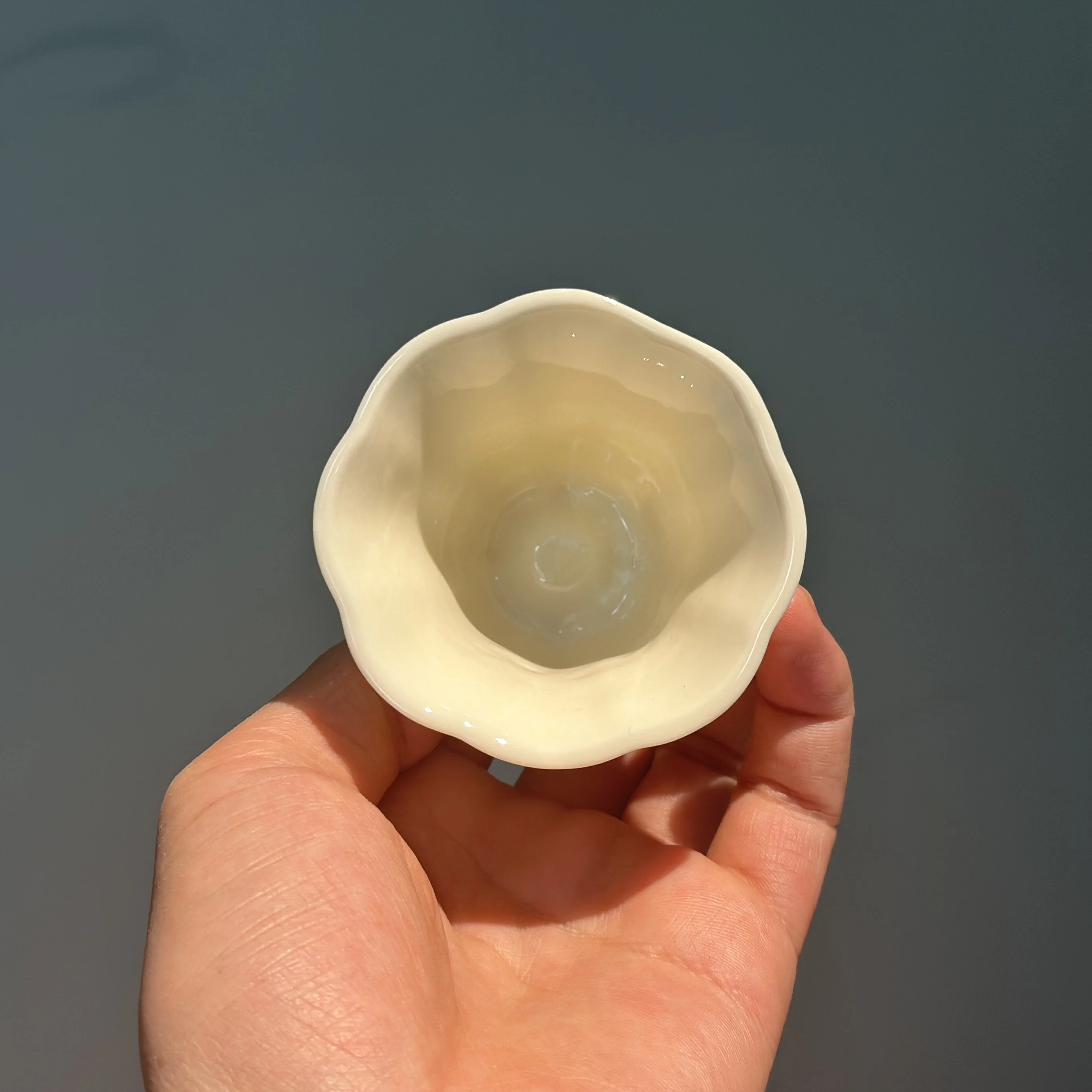 深腹浮彫梅花型陶器カップ：中式复古風の色釉茶器の実用性と使い方