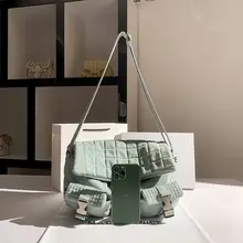 春季にぴったりの淡いグリーンのショルダーバッグ【通勤用・シンプルデザイン】