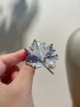 天然淡水パールの胸元を飾る紫色のもみじブローチ【高級感あるデザイン】