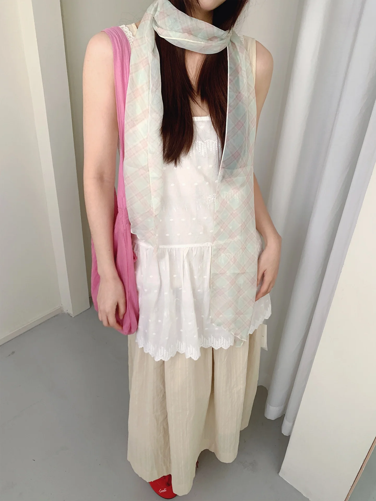 チェック柄ロングシルクスカーフ：春夏季の多機能ファッションアイテムとしての実用性とデザイン性