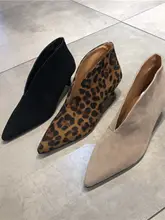トレンド感あふれるレオパード柄のショートブーツ【細身トウ・低ヒール・街スタイル】