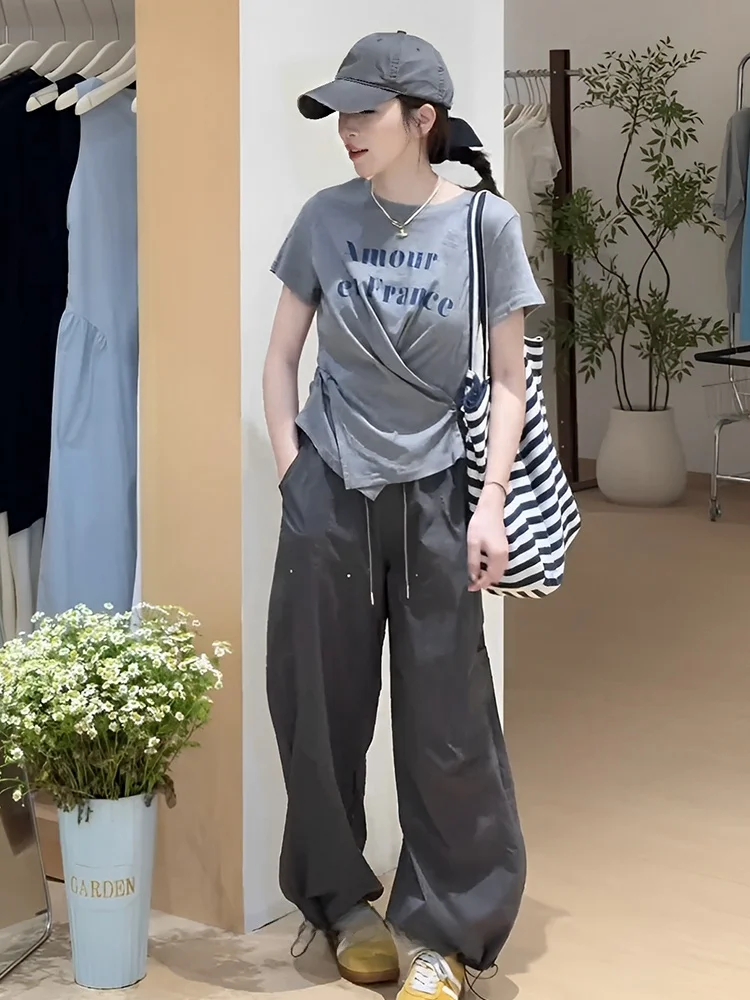 ワイドパンツとトップスを組み合わせるとき、どうやって着こなすのが自然か？