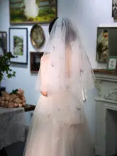 カラフルな蝶モチーフのショートウェディングドレス【フォトプロップス用・花嫁用・ウエディングベール付き】