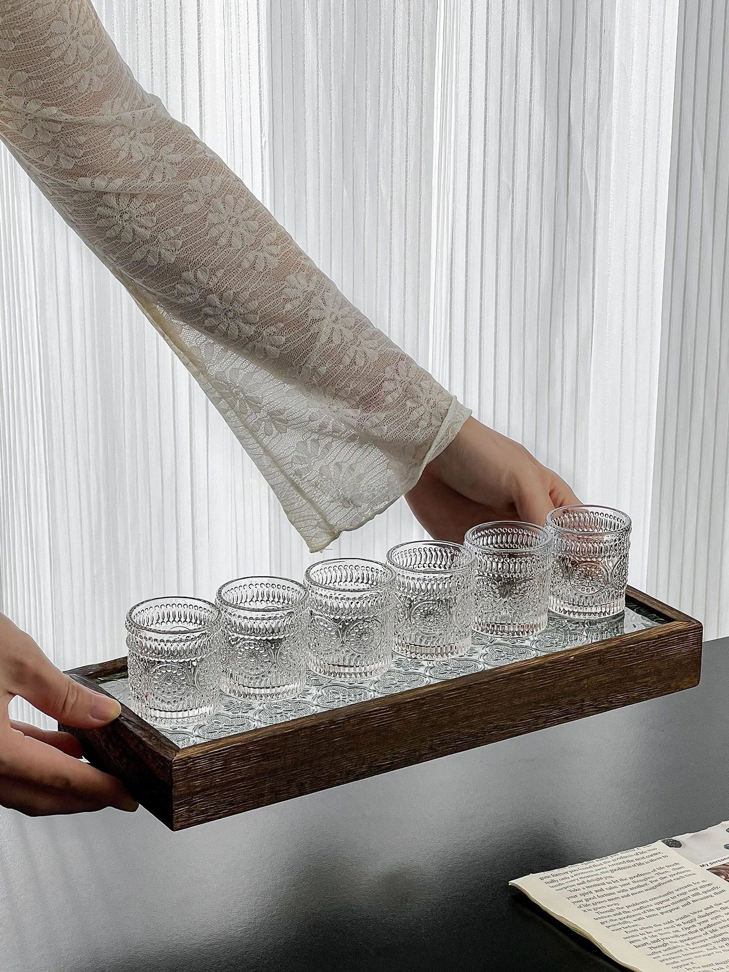 リモート飲み会で「心が温まる」アイテムは？ひまわりモチーフのガラス酒杯が人気の理由