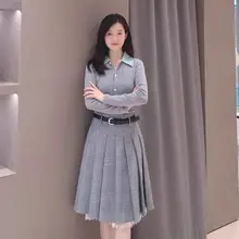 灰色ブロックカラーの翻領ニットセーター