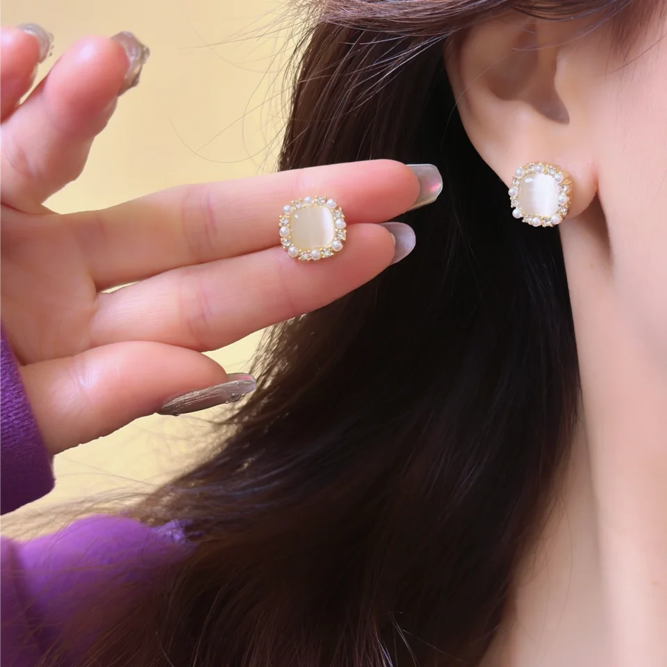 優雅な印象の猫目石とパールのピアス【軽やかで高級感のあるデザイン】