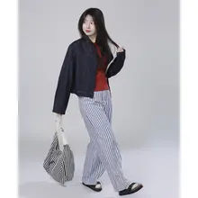 ブルー縦縞のフィットワイドレッグパンツ【通勤向け・ヴィンテージスタイル】（セットアップ対応）