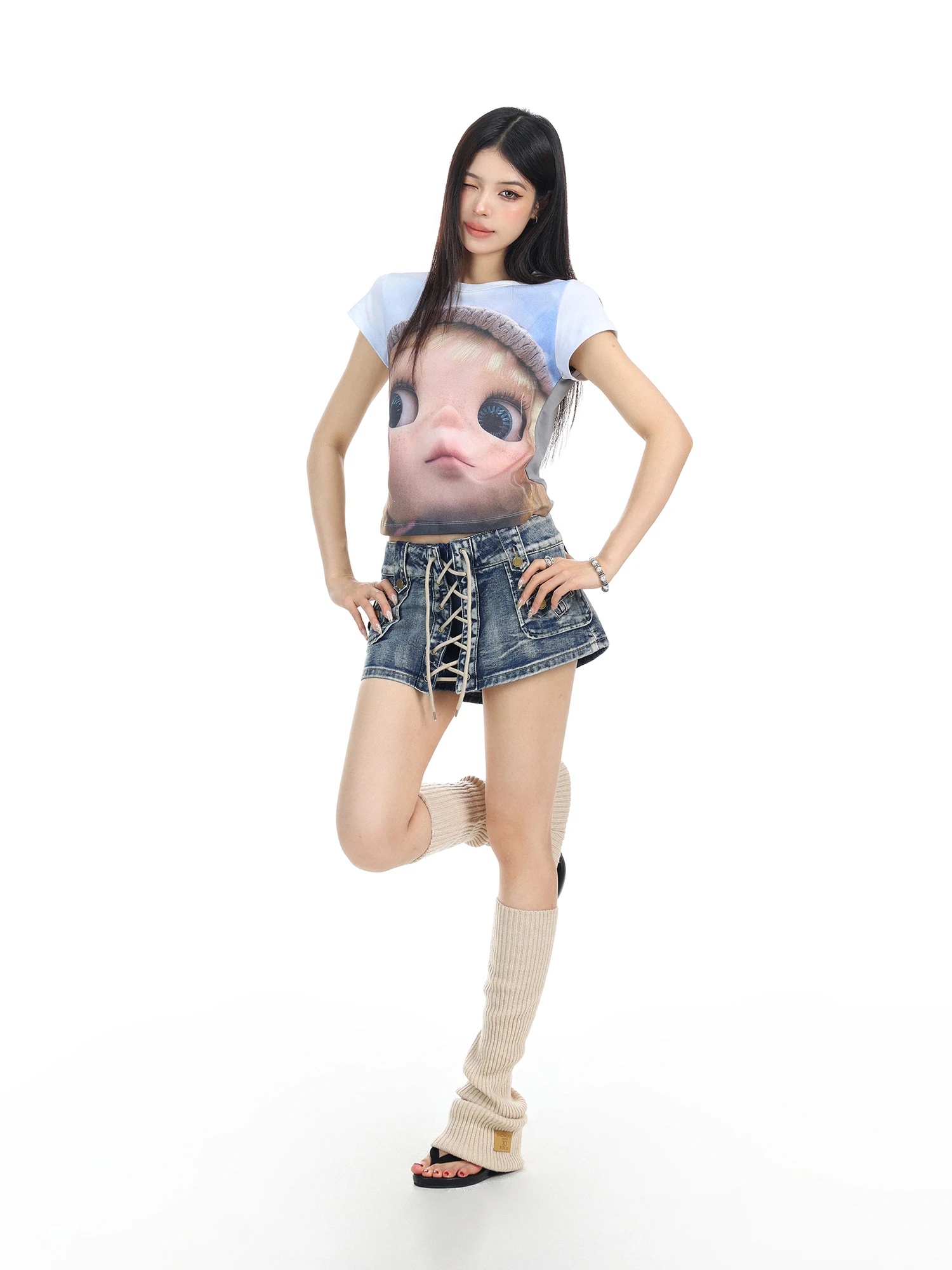 顔がでかい低身長女性向けのカジュアルファッション：カートゥーンデザインラウンドネックTシャツの実用性と着こなし