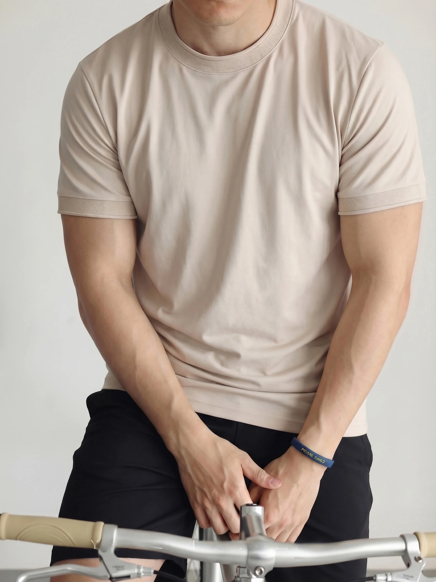 40代の男性に贈るTシャツは、無地のシンプルさが一番？