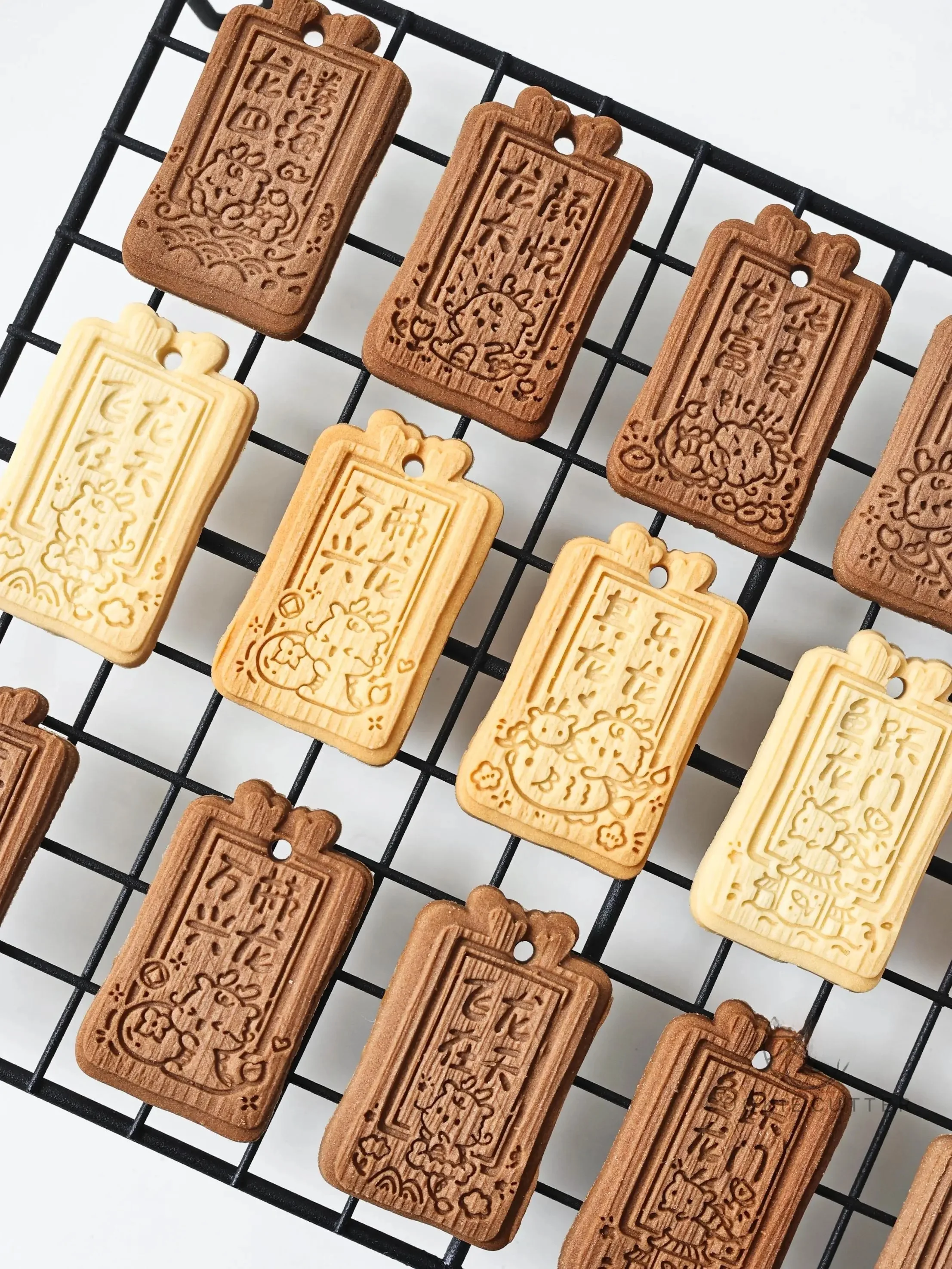 カートゥーンデザインのドラゴン年福牌クッキー用ローラー：中式風DIYで実用性とデザイン性を両立