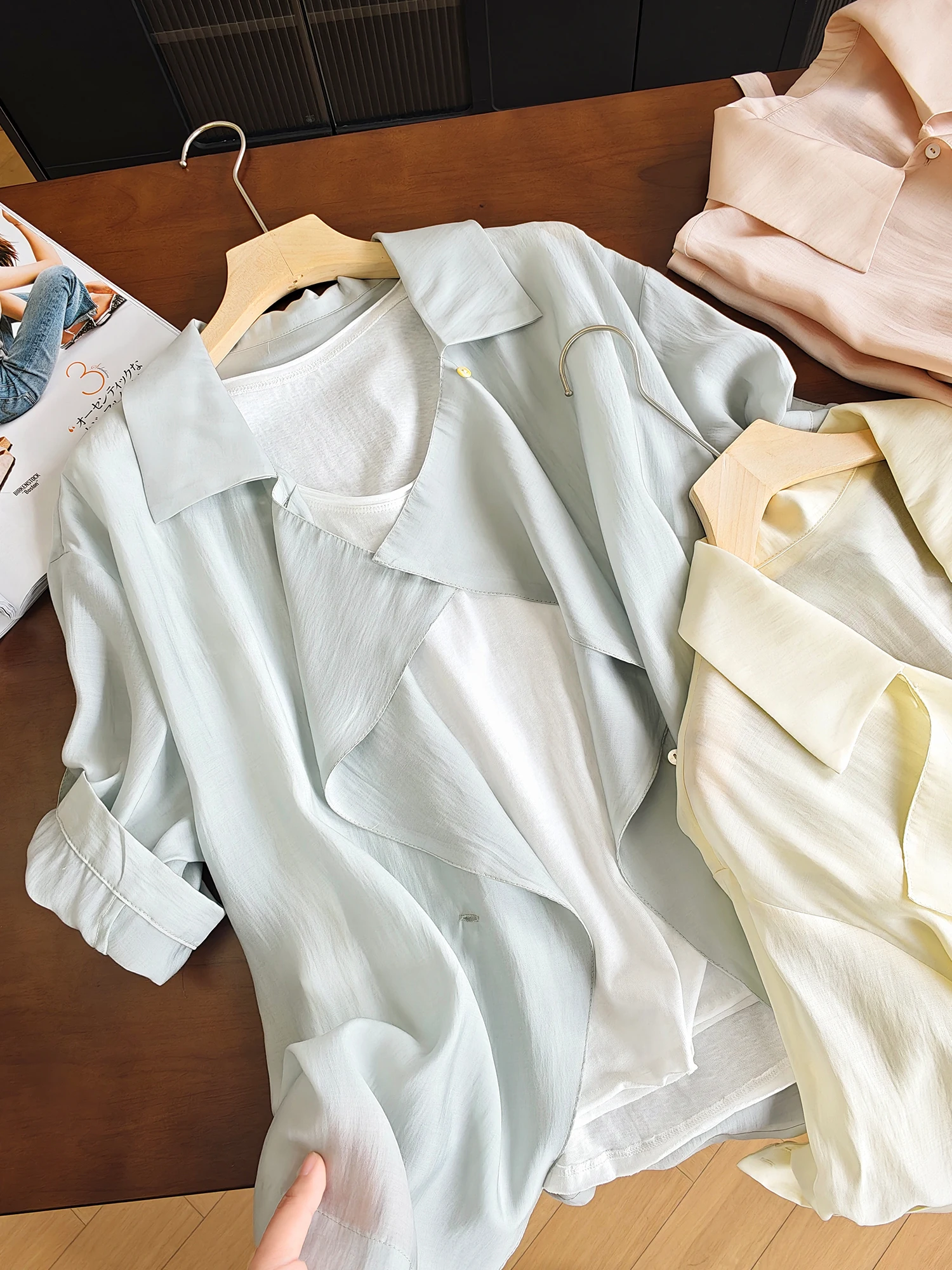 4月末に買うべきファッションは？5月末や8月末に着る服の選び方を、1着で解決する