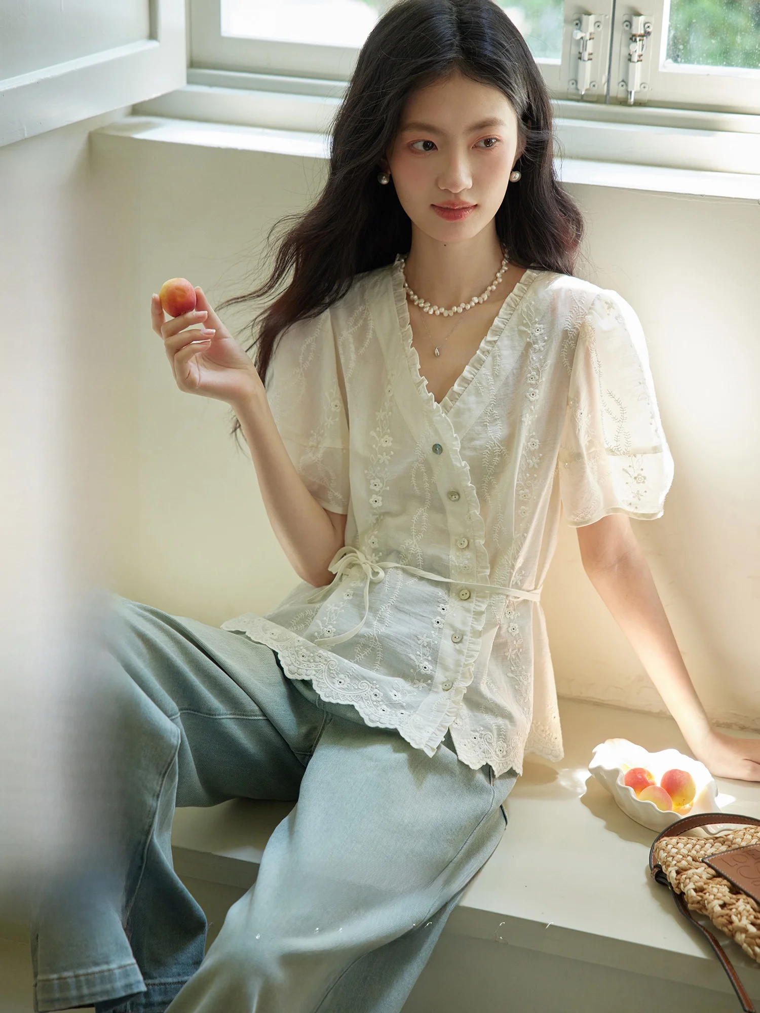 シャツのボタンずらしは本当に必要？フランス風の白い短袖シャツが教えてくれたこと