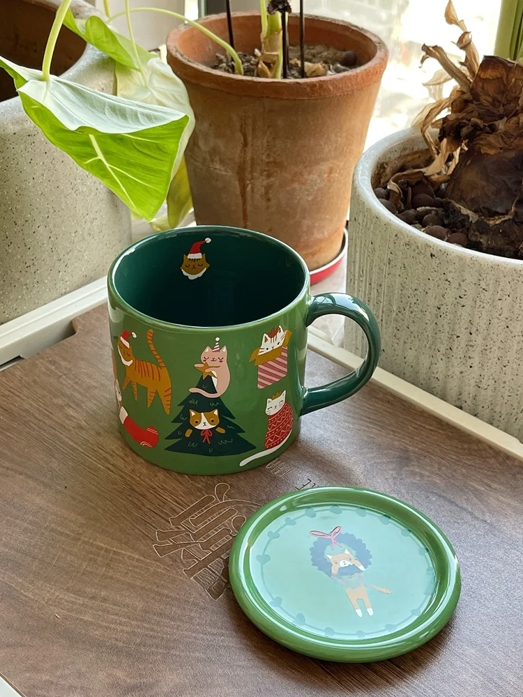 レトログリーンのクリスマス陶器マグカップ：大容量で家庭とオフィスで実用的なデザイン