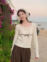 シンプルで可愛い！レース付きサワークリーム風ロングスリーブTシャツ【女性用・四角いネックライン】