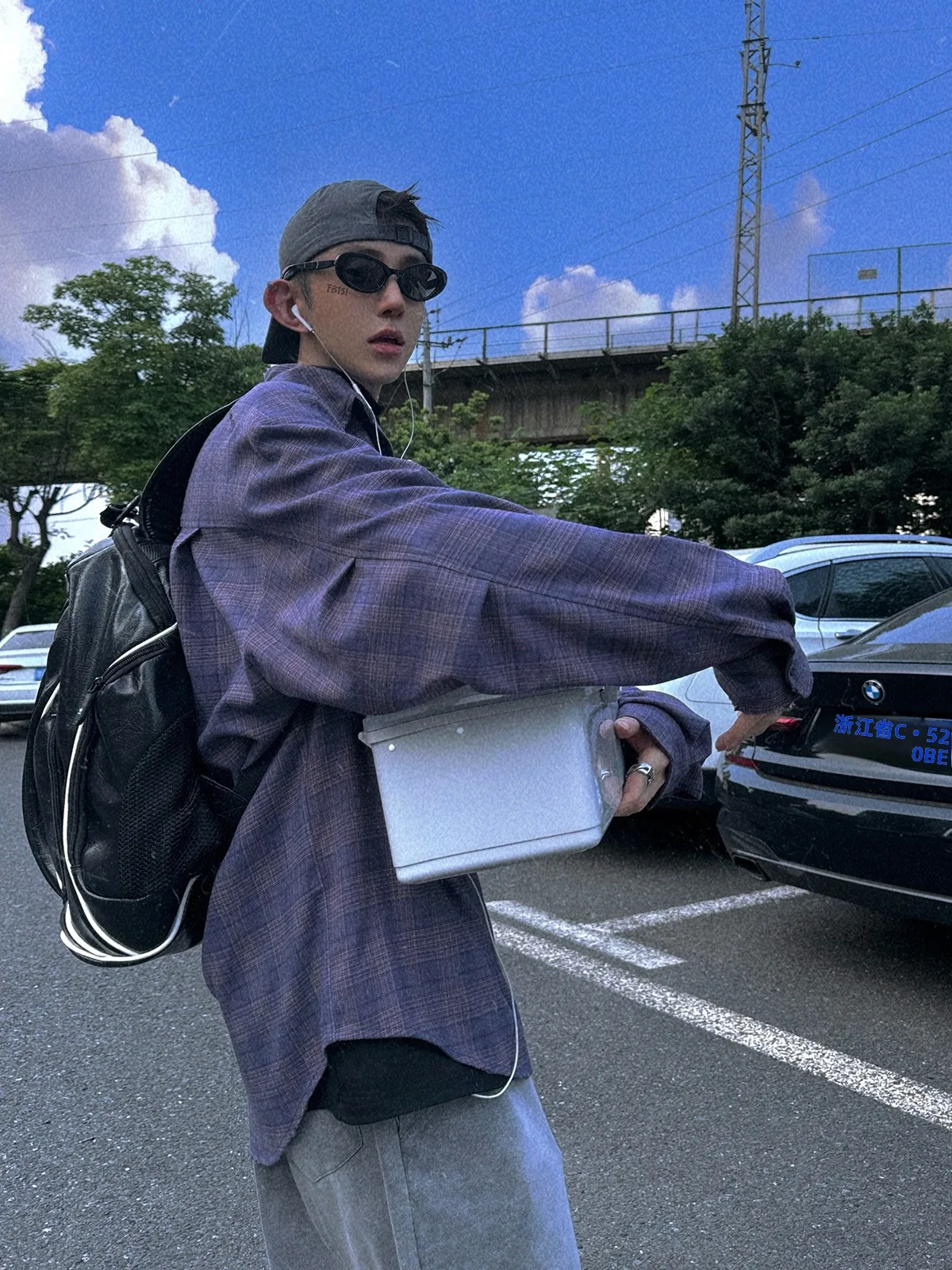 グレー紫のチェックシャツ：メンズファッションのシンプルでスタイリッシュな組み合わせガイド