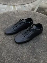 ブラックレザーのスクエアトゥ薄底トレーニングシューズ【レディース・カジュアル・通気性】