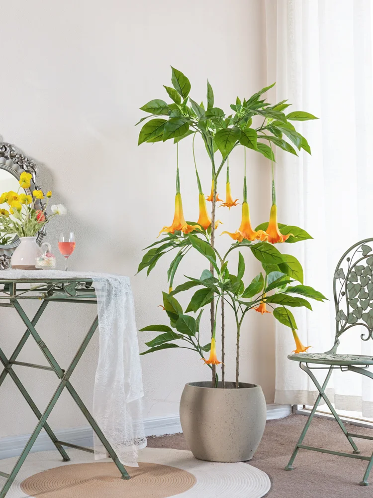 大きな立てかけ式偽の植物が家を彩る理由は？
