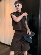 目を引くデザインのカジュアルベストとショートパンツ（セットアップ対応）