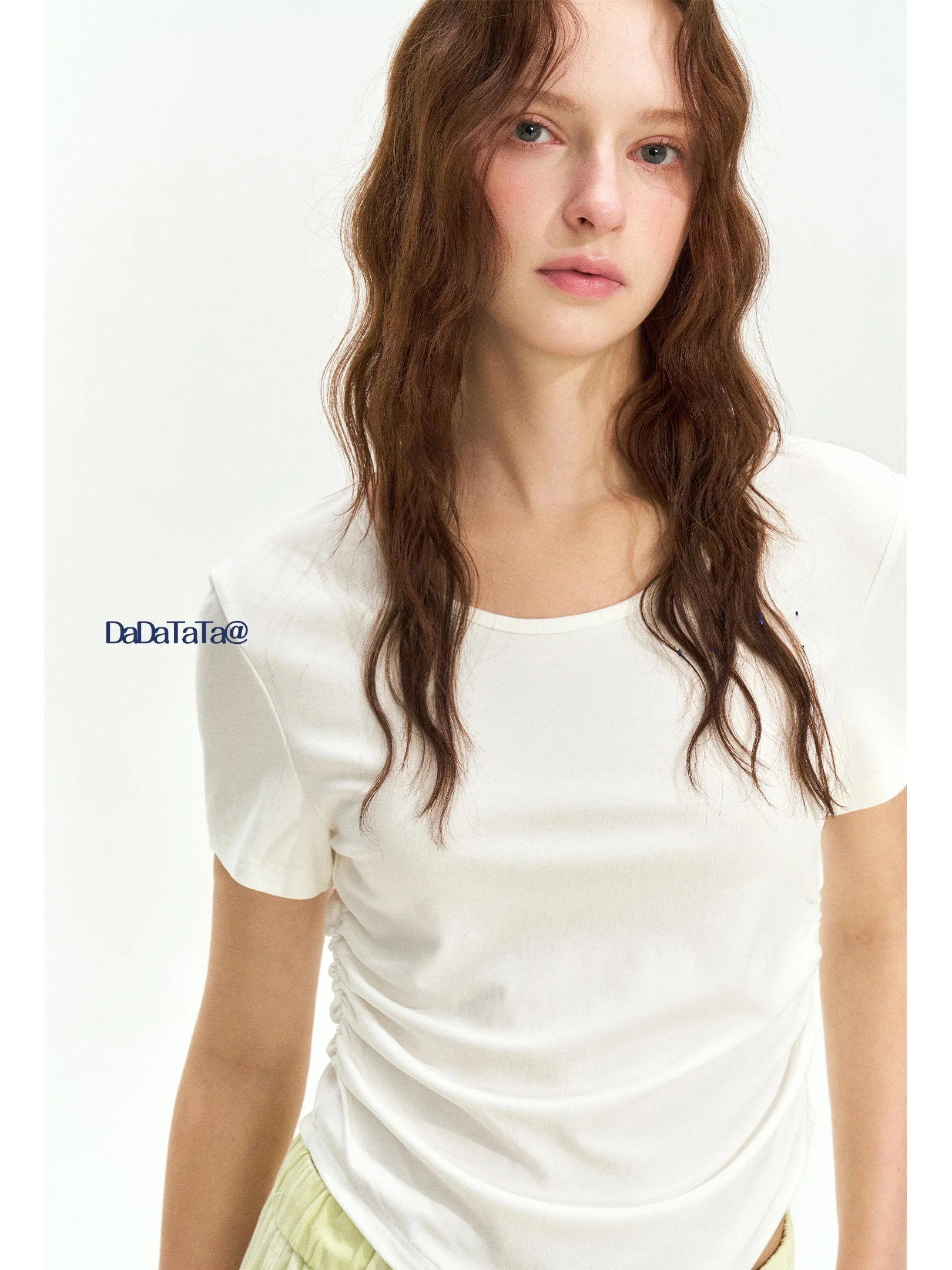 100サイズの女性にぴったりなTシャツは？デザイン背面レース入り半袖Tシャツが解決する理由