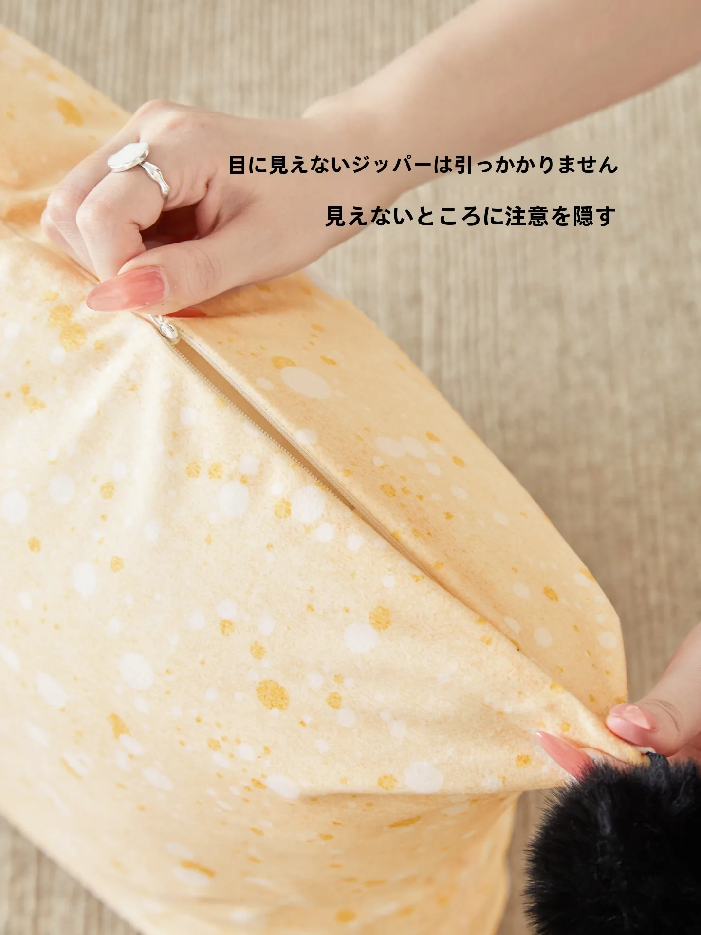 リビングの色合いを一気に明るくするには？ドット柄クッションの選び方と活用法