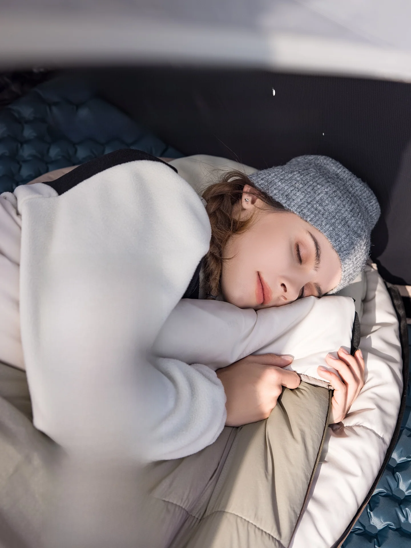 雪中キャンプで安心できる睡眠の鍵は、この軽量スリーピングバッグにありませんか？