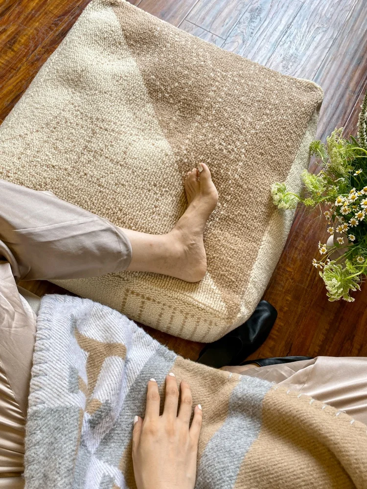 狭いリビングに合うソファは、本当に「サイズ」だけじゃない？