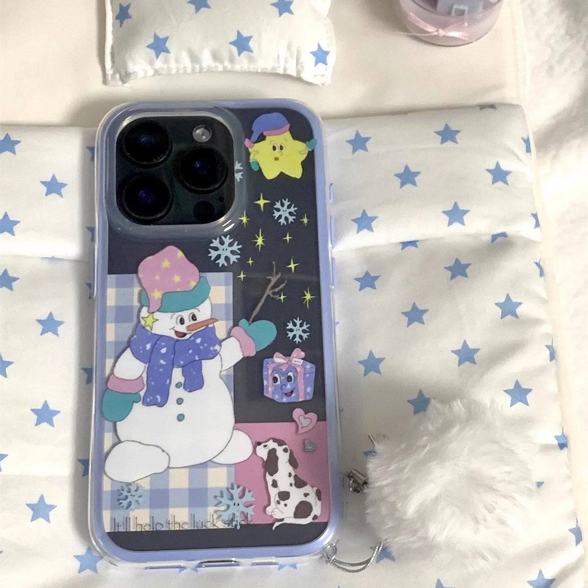 雪人グッズとクリスマスグッズをどう選ぶ？冬の雰囲気を演出する「雪だるまと子犬」デザインのスマホケースがおすすめ
