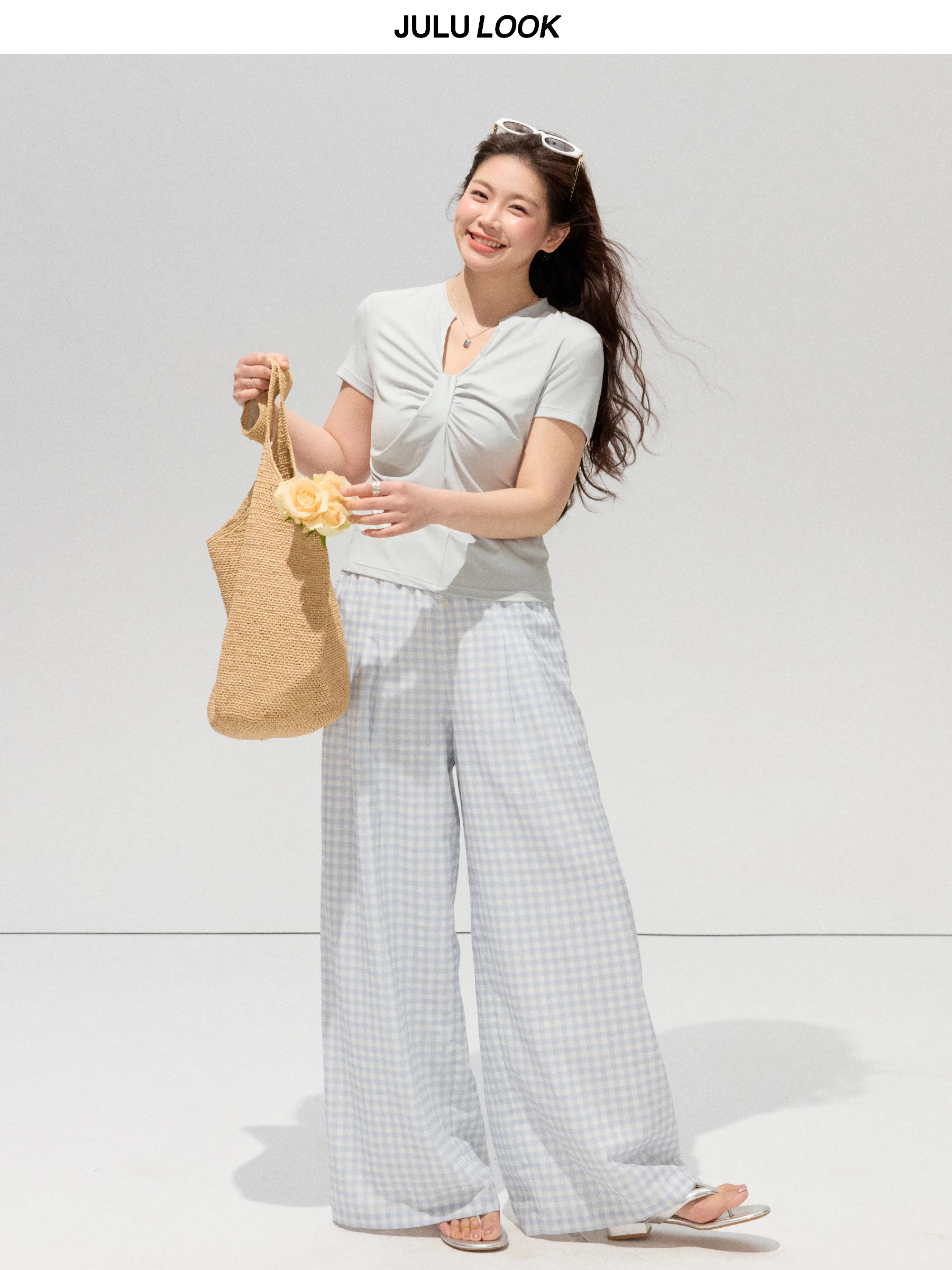 30代の夏コーデにぴったりなトップスは？胸元リボンがポイントの短袖Tシャツが今、注目されています