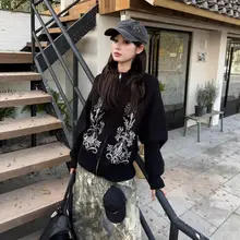 花柄デザインのブラックカーディガン【ユニセックス・フィット・立ち襟・ジップアップ・ニット】